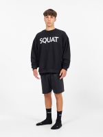 Look deportivo con sudadera negra Squat y calcetines.