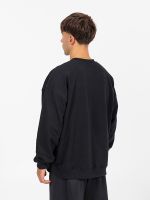 Modelo vistiendo sudadera negra Squat de espaldas