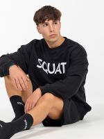 Sudadera negra y calcetines Squat en conjunto deportivo.