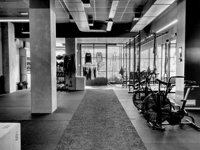 Interior de Squat Coruña con zona de entrenamiento y equipamiento funcional.