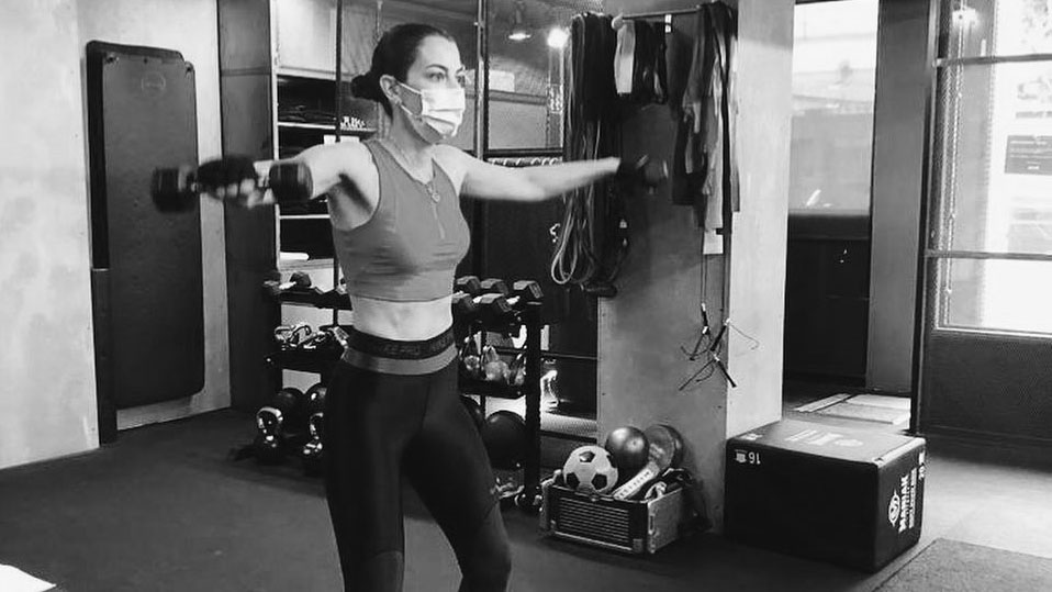 Entrenamiento funcional en Squat Coruña con ejercicios de fuerza guiados por profesionales.