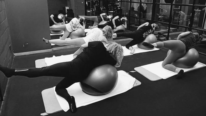 Clase de Pilates con fitball en Squat Coruña para fortalecer core y mejorar la postura.