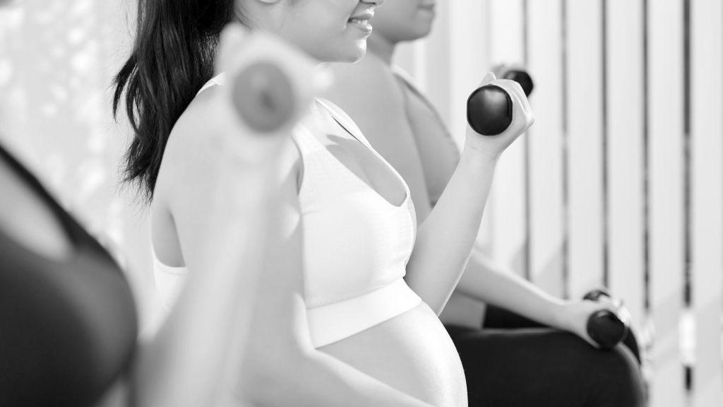 Guía completa de ejercicio en el embarazo por trimestres. Descubre prácticas seguras, pilates y la importancia de la supervisión profesional.