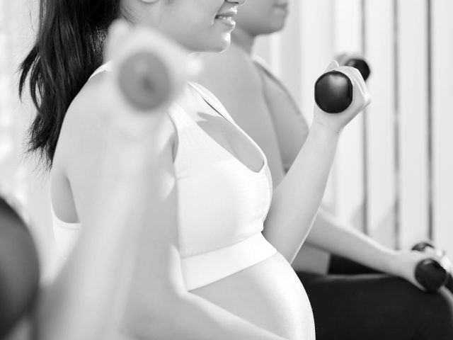 Guía completa de ejercicio en el embarazo por trimestres. Descubre prácticas seguras, pilates y la importancia de la supervisión profesional.