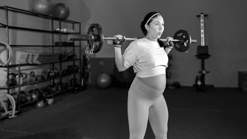 Es vital entrenar con un profesional certificado que pueda adaptar cargas, modificar ejercicios por trimestre y asegurar que evitas posturas de riesgo